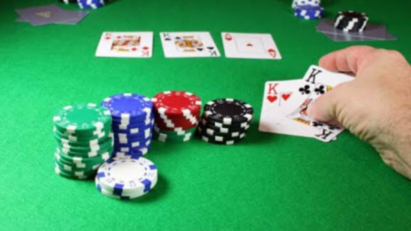 Strategi Poker Online - Memainkan Permainan Pikiran